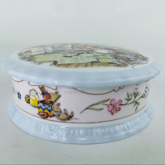From the Brambly Hedge Gift Collection - Birthday Trinket Dish - Royal Doulton - Picture 3 of 8